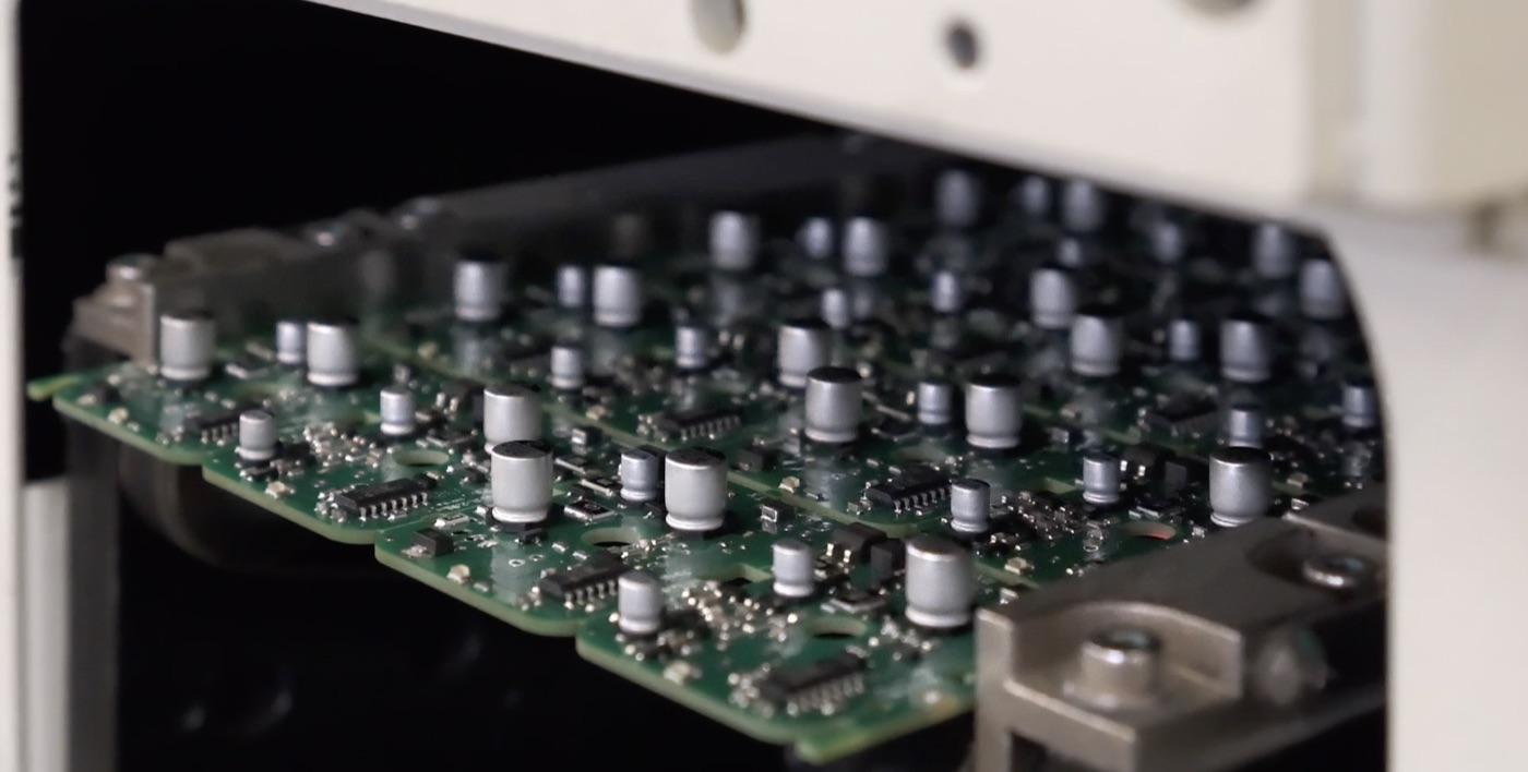 Componenti montati su una scheda elettronica in produzione